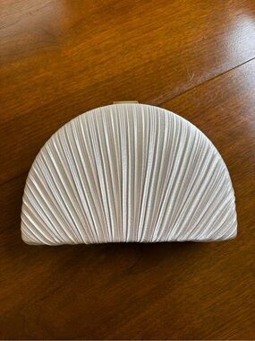 White Lulu’s Clutch